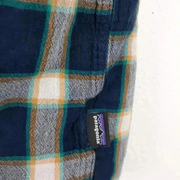 Patagonia Button down Size Medium EUC - Picture 5 of 7